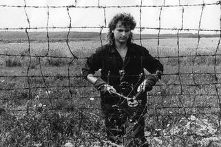 Pohraničník zastřelil mladého muže před zraky manželky a 3 dětí. U obce Broumov roku 1977 - Médium.cz